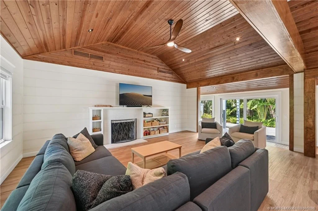 Photo of 200 SE Pelican Drive