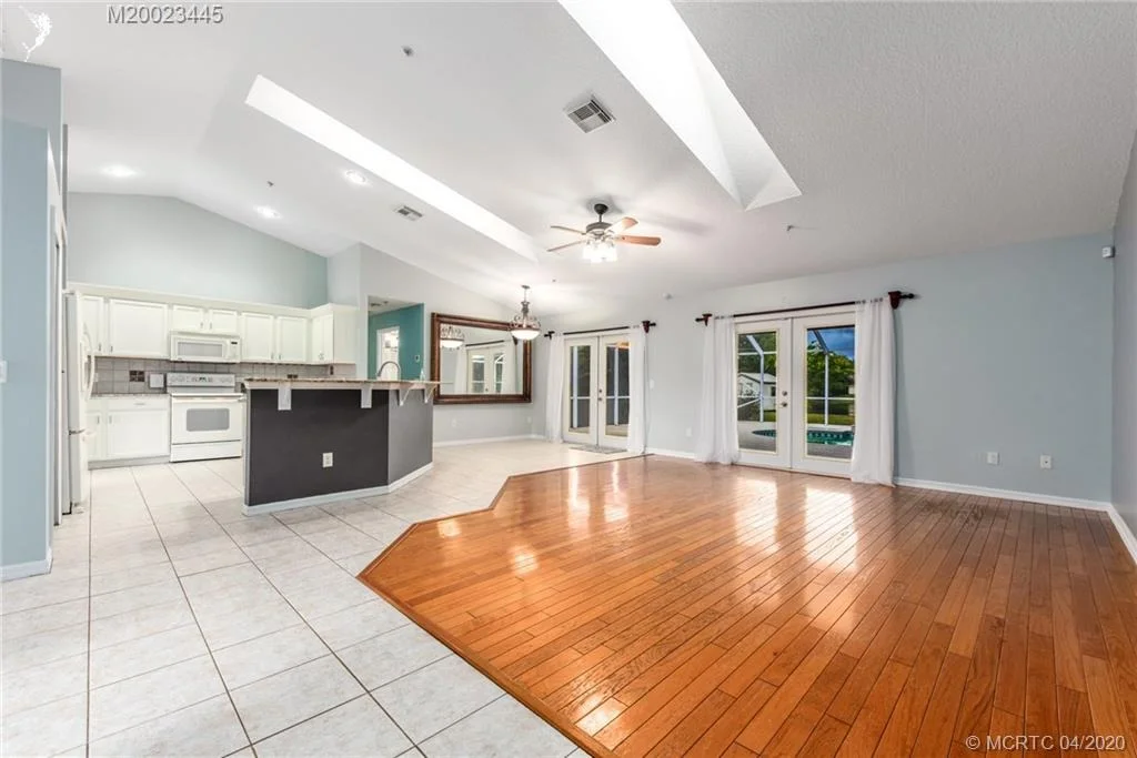 Photo of 928 SE Waterside Way