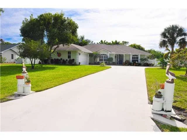 Photo of 940 NE Juniper Place