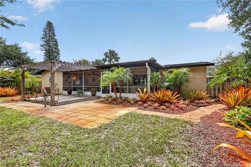 Photo of 330 SW Winnachee Drive