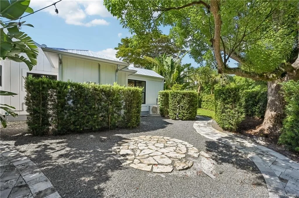 Photo of 200 SE Pelican Drive