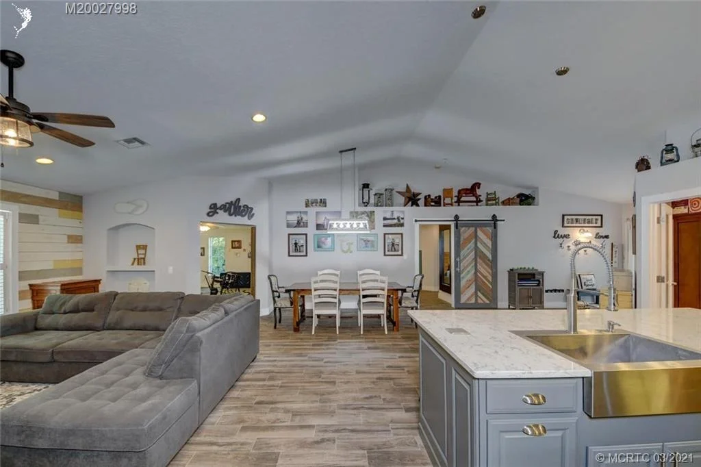 Photo of 320 SE Pelican Drive
