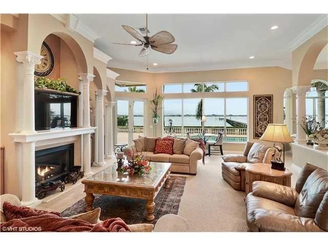 Photo of 825 SE Riverside Drive