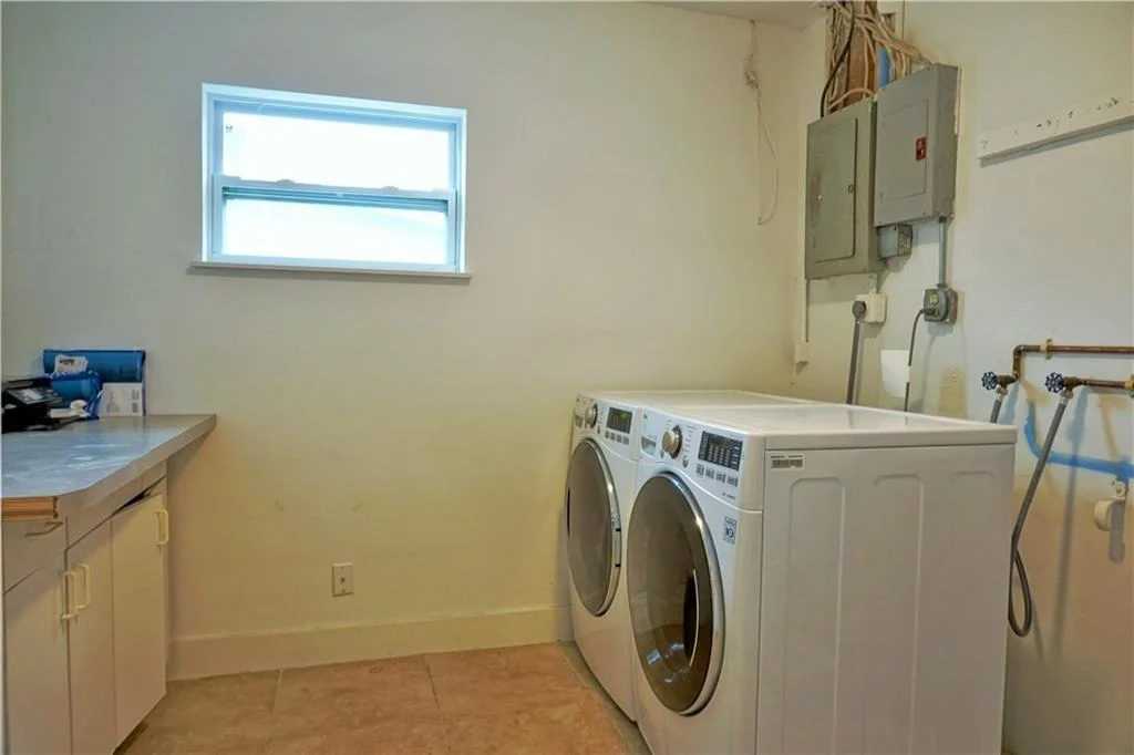 Photo of 523 SE Dolphin Drive