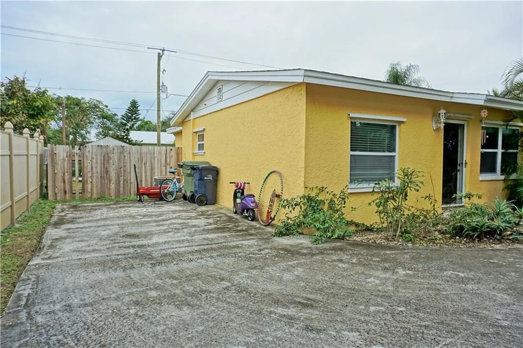 Photo of 523 SE Dolphin Drive