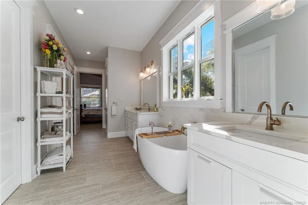Photo of 1002 SE Riverside Drive