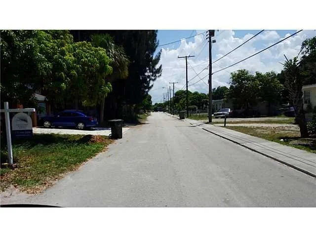 Photo of 905 SE Bahama Avenue