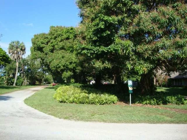 Photo of 216 SE Hibiscus Avenue