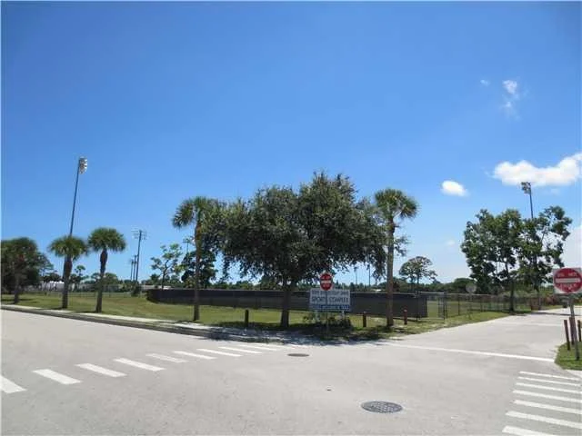 Photo of 940 SE Tarpon Avenue