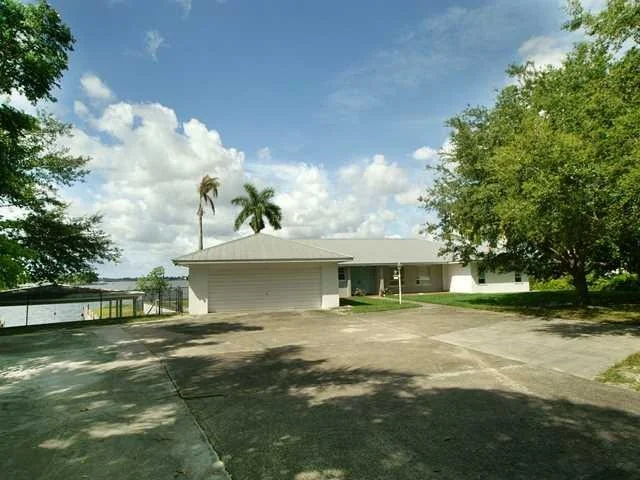 Photo of 637 SW Overlook Drive
