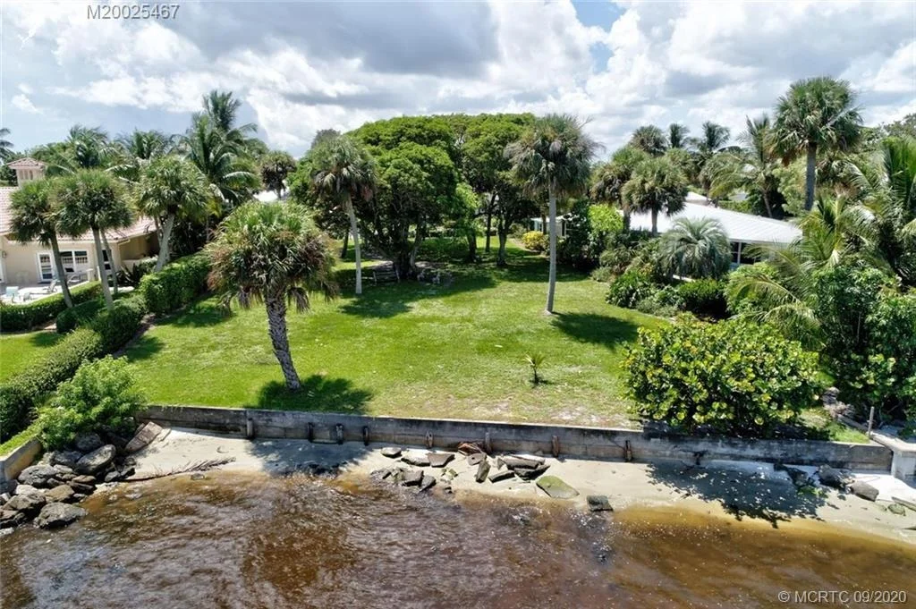 Photo of 904 SE Riverside Drive