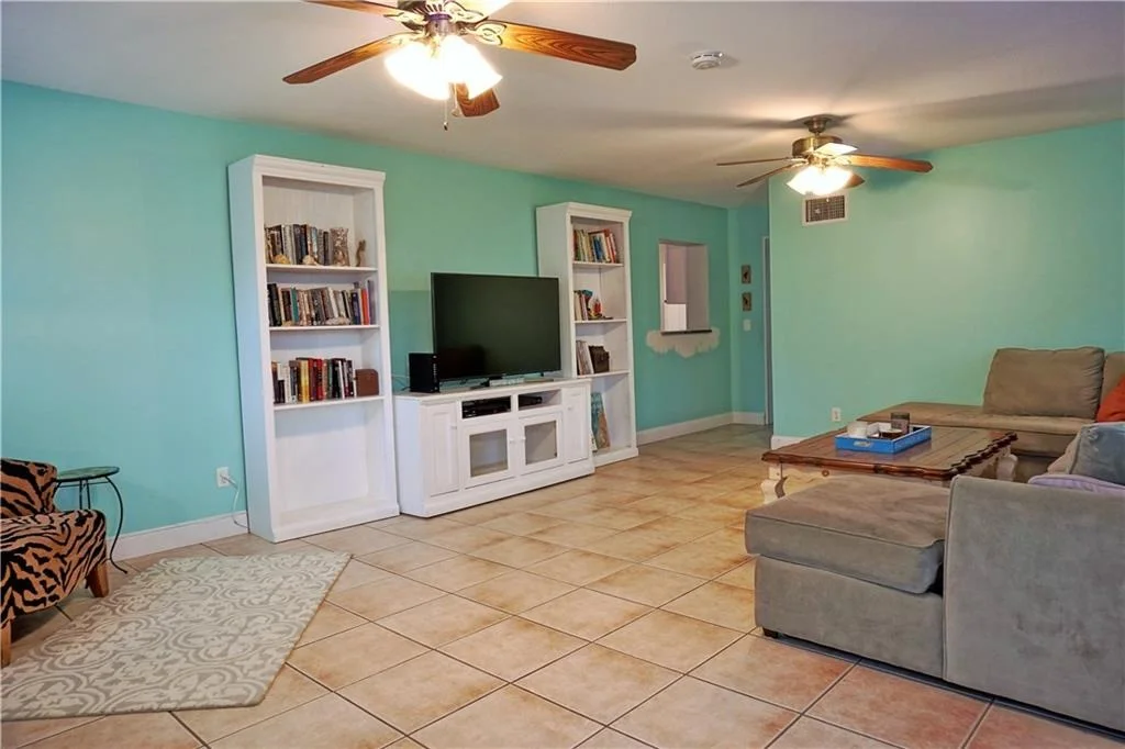 Photo of 523 SE Dolphin Drive
