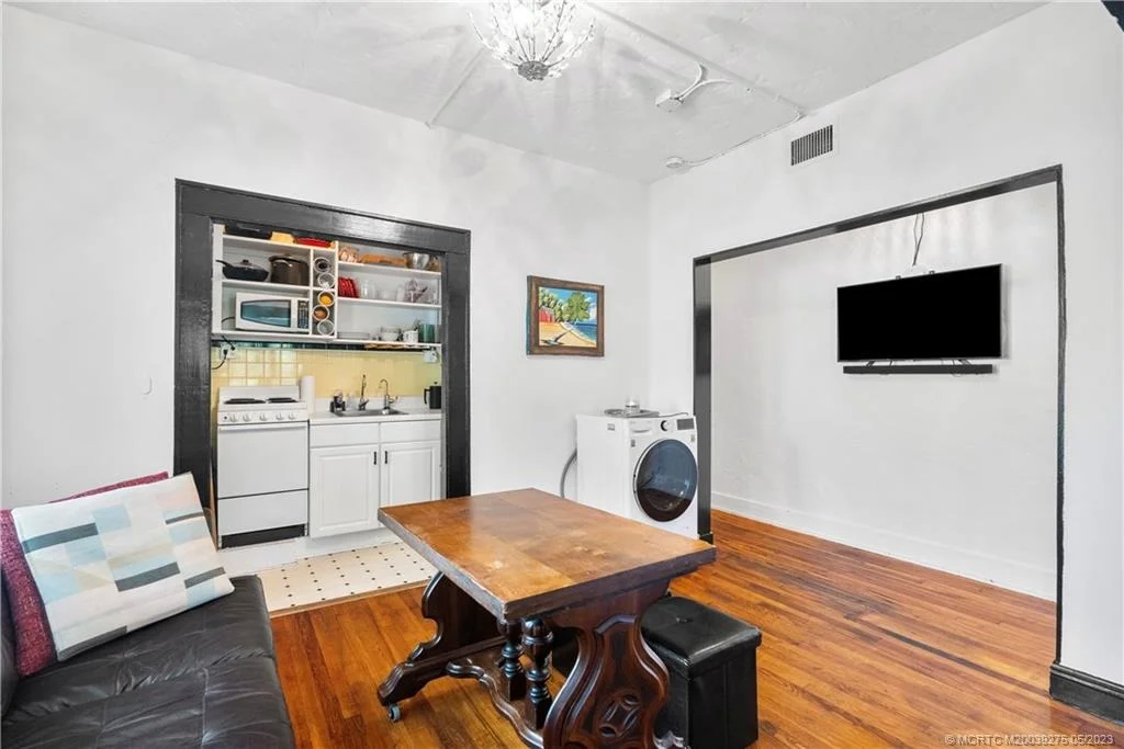 Photo of Unit 3 at 417 SE Coconut Avenue