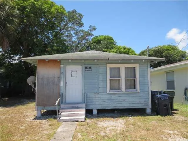 Photo of 940 SE Tarpon Avenue