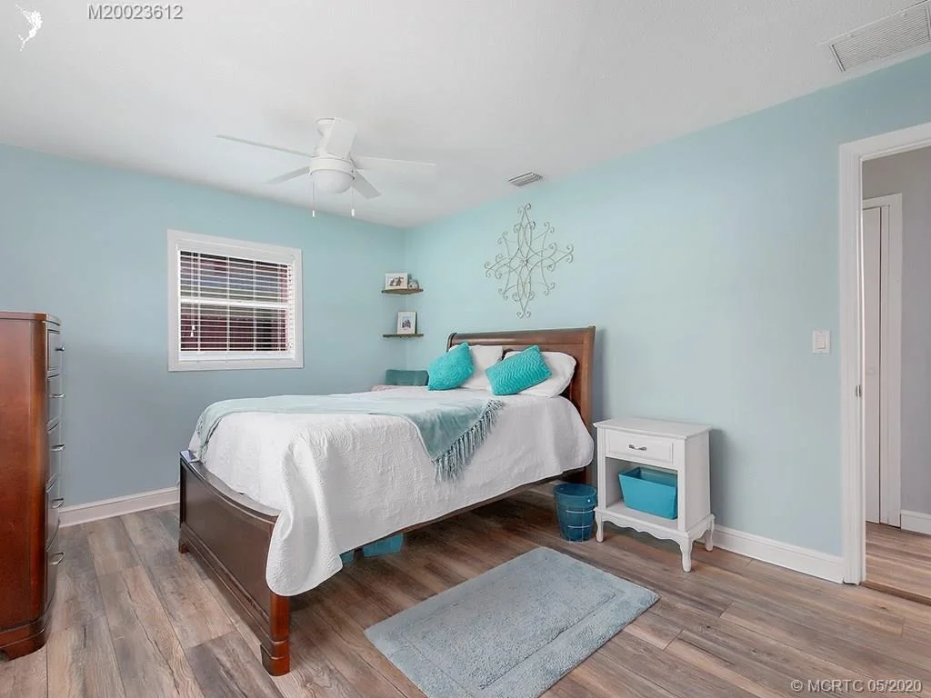 Photo of 702 SE Dolphin Drive