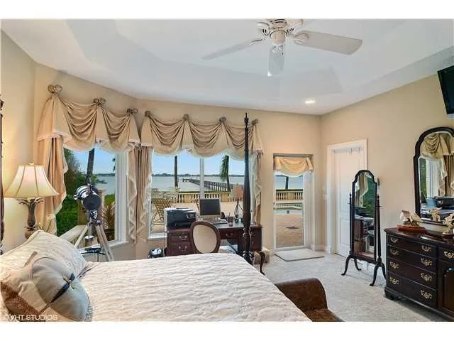 Photo of 825 SE Riverside Drive