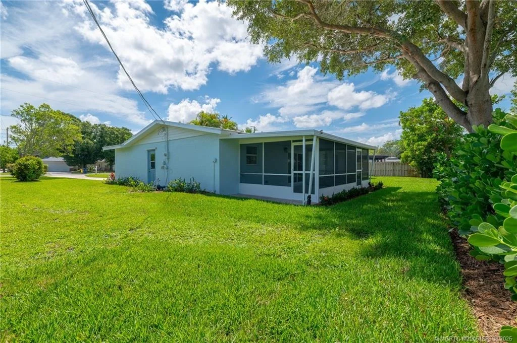 Photo of 1030 SE Dolphin Drive