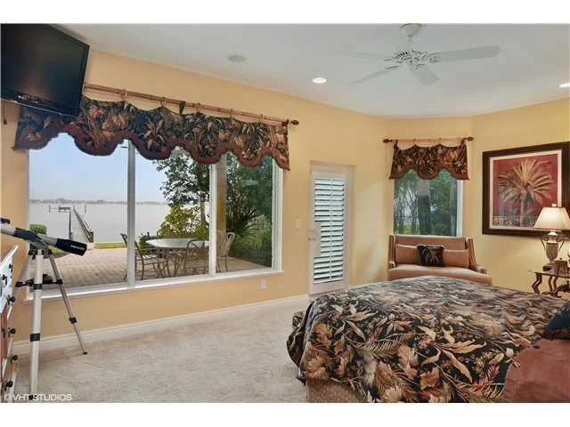 Photo of 825 SE Riverside Drive