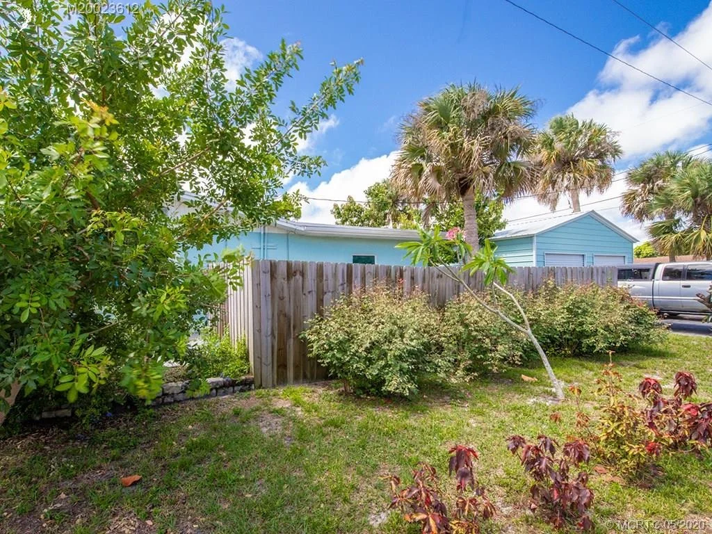 Photo of 702 SE Dolphin Drive