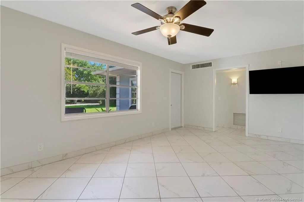 Photo of 327 SW Dyer Drive