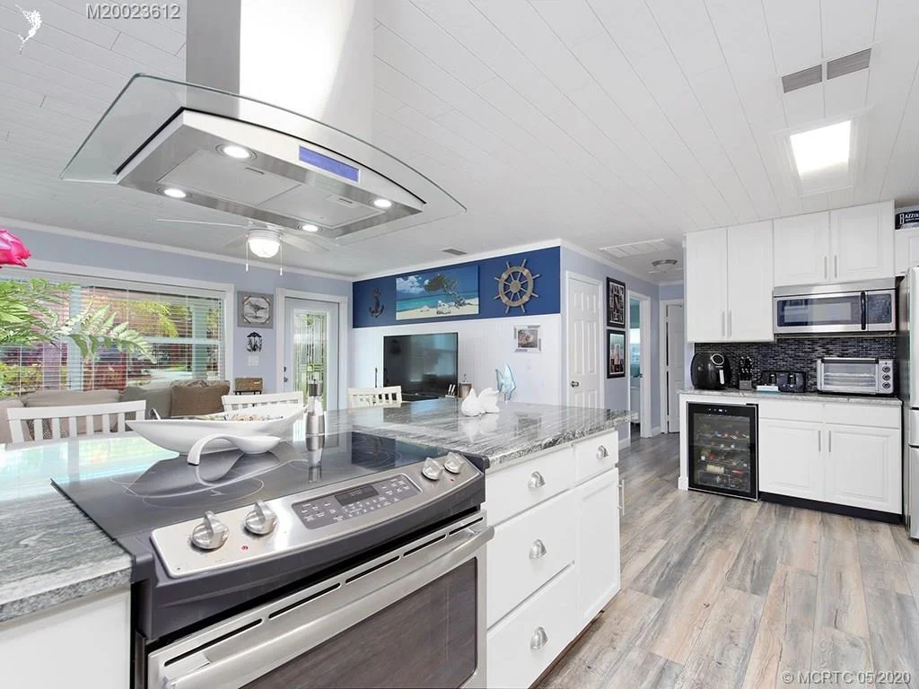 Photo of 702 SE Dolphin Drive