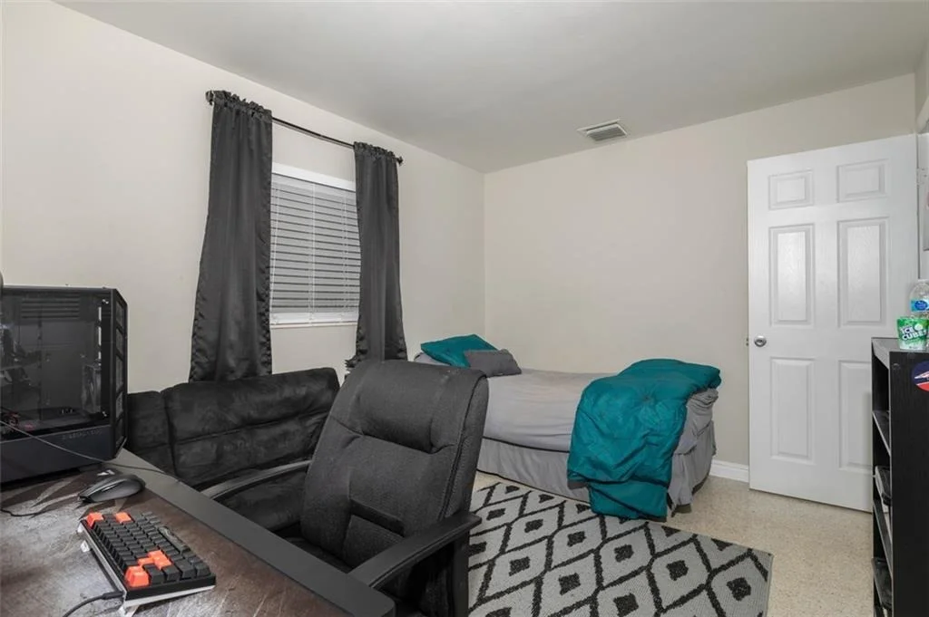 Photo of 2389 NW Sunset Boulevard