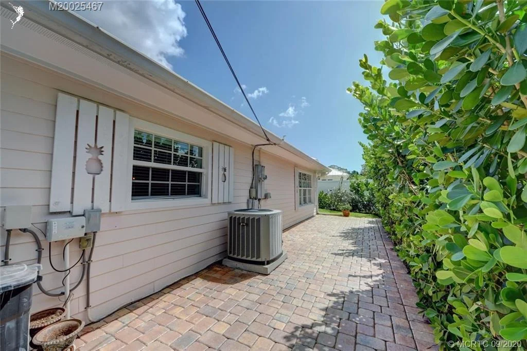 Photo of 904 SE Riverside Drive