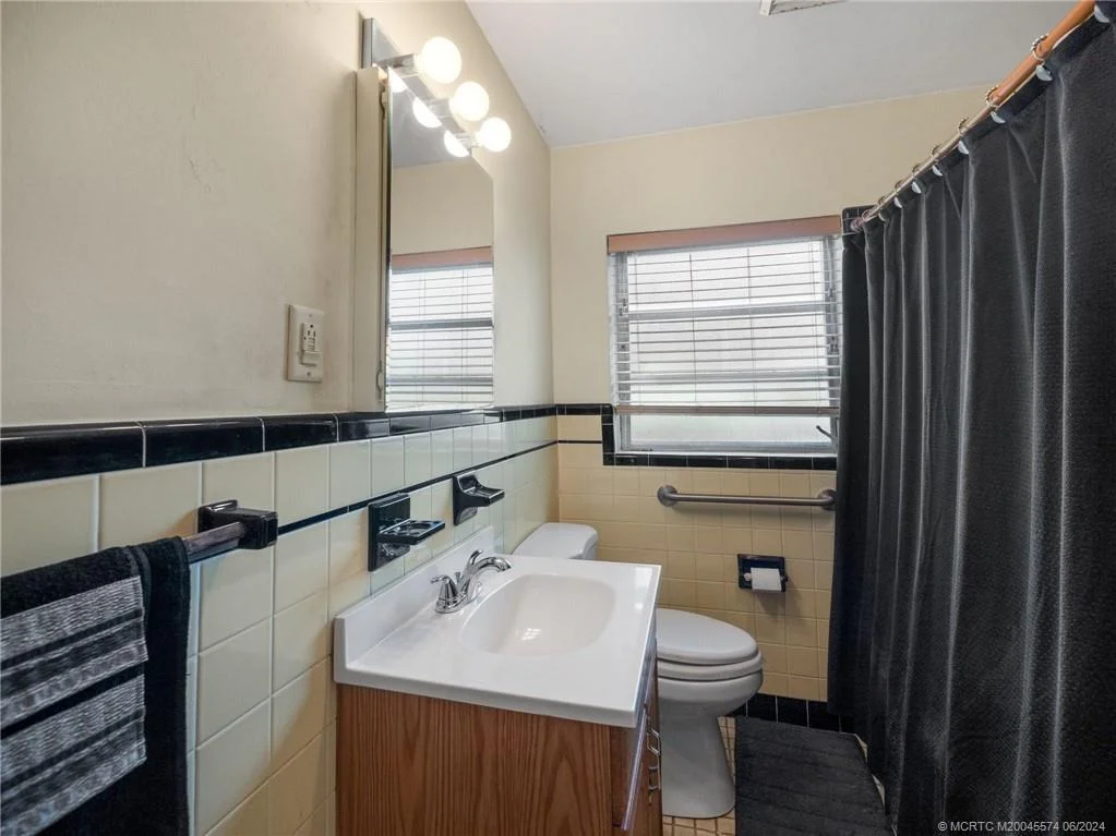 Photo of 1023 NW Pine Lake Drive