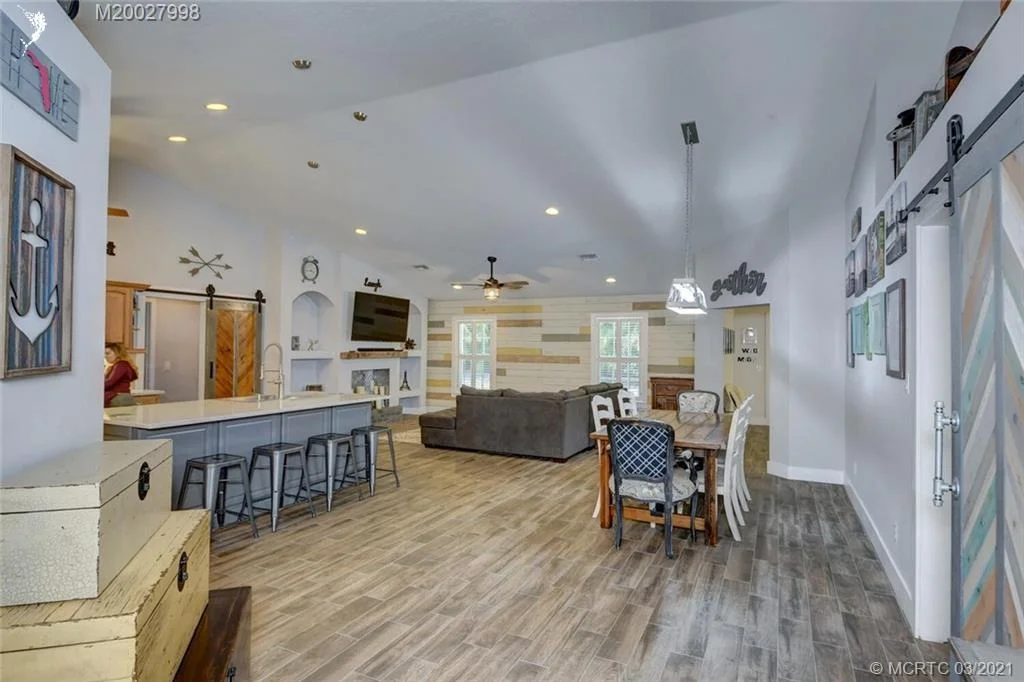 Photo of 320 SE Pelican Drive