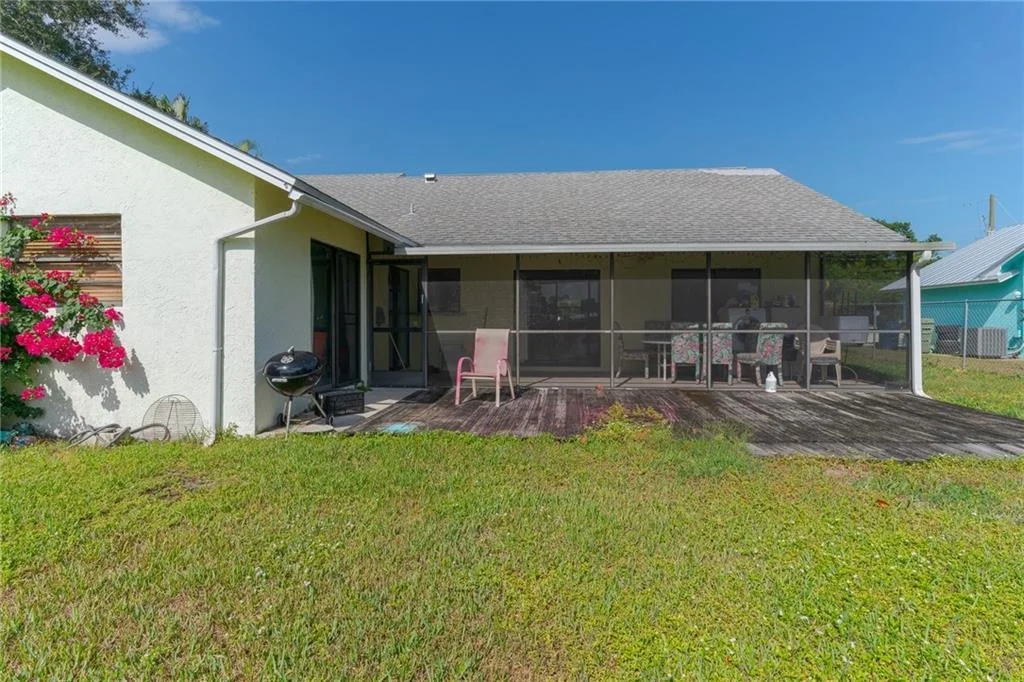 Photo of 707 SE Hibiscus Avenue