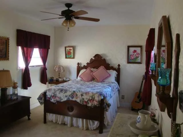 Photo of 216 SE Hibiscus Avenue