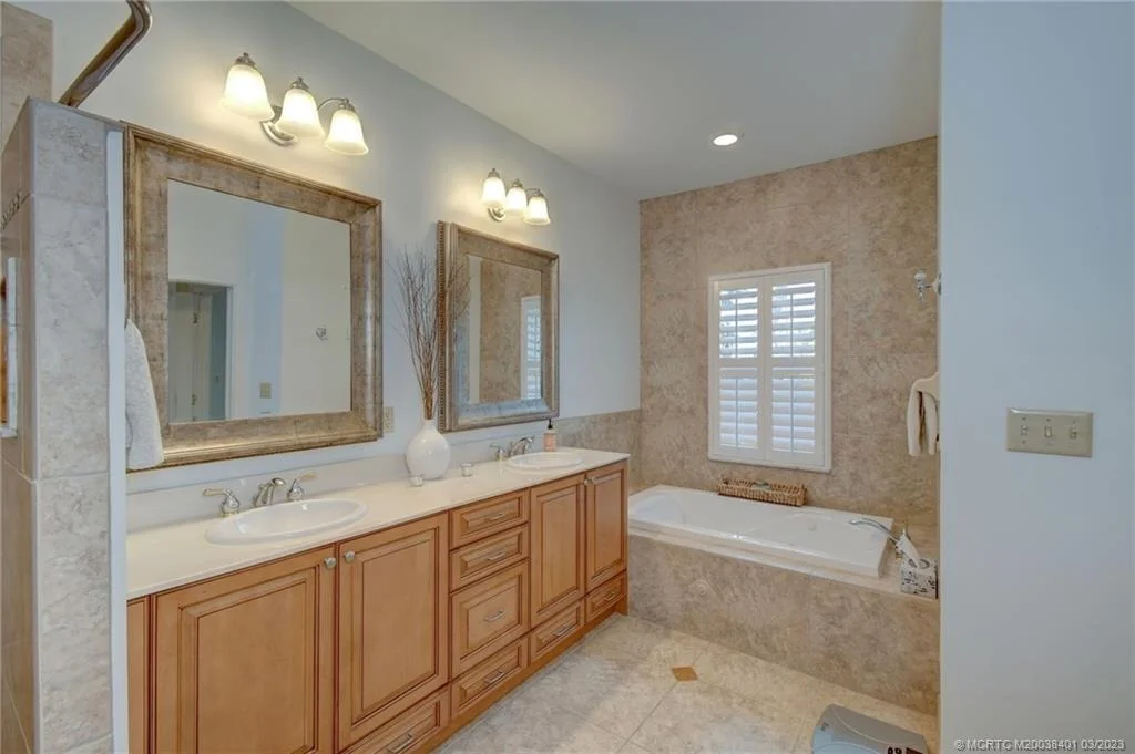 Photo of 834 SE Riverside Drive