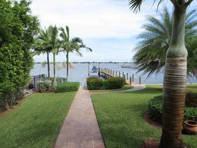 Photo of 705 SE RIVERSIDE Drive