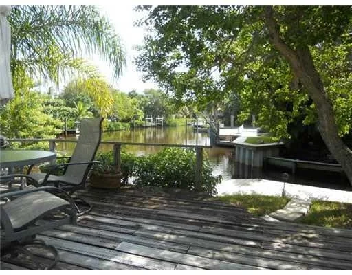 Photo of 122 S SEWALLS POINT Road