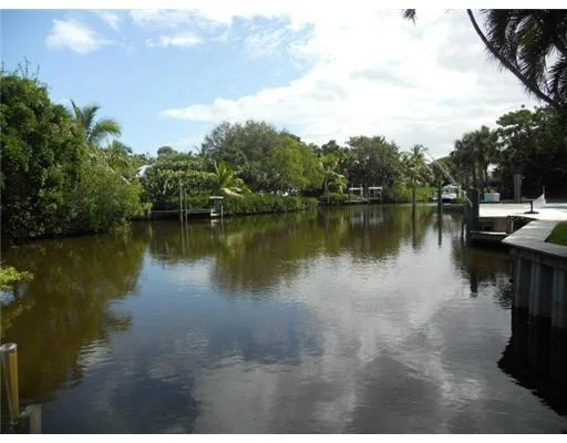 Photo of 122 S SEWALLS POINT Road