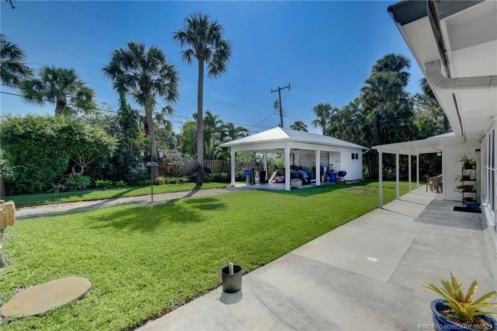 Photo of 834 SE Riverside Drive