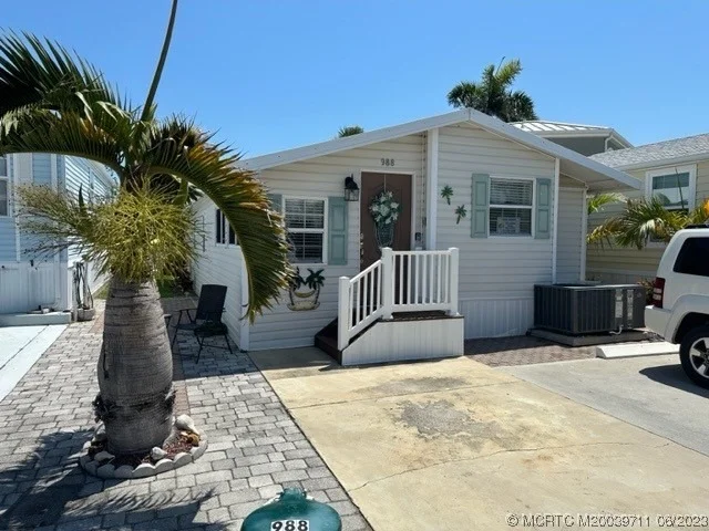 Photo of 988 Nettles Boulevard