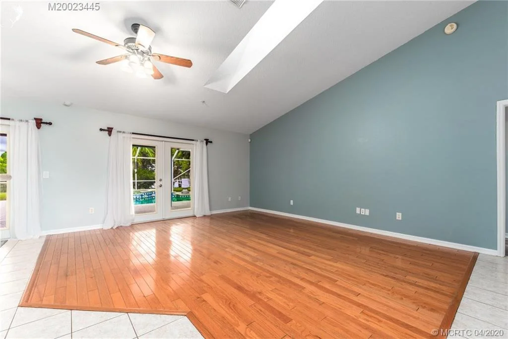 Photo of 928 SE Waterside Way