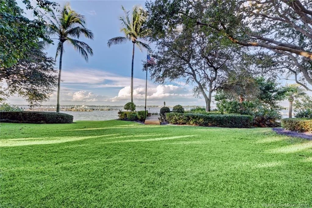 Photo of 21 SE Harbor Point Drive