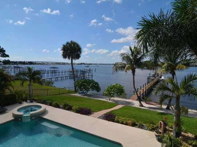 Photo of 621 NW Sunset Drive