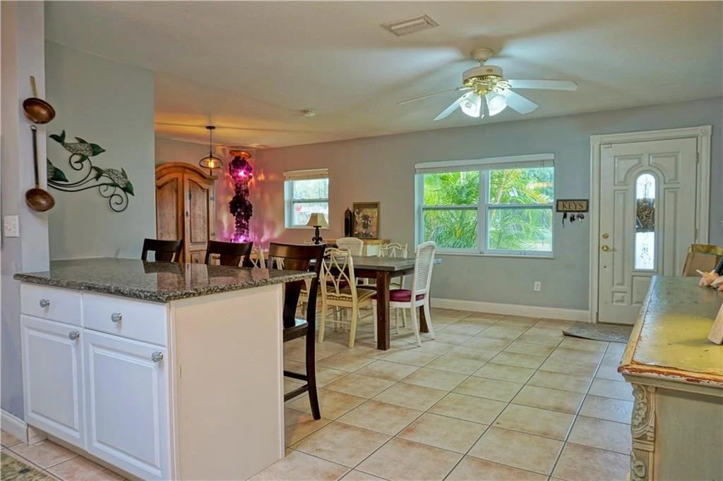 Photo of 523 SE Dolphin Drive