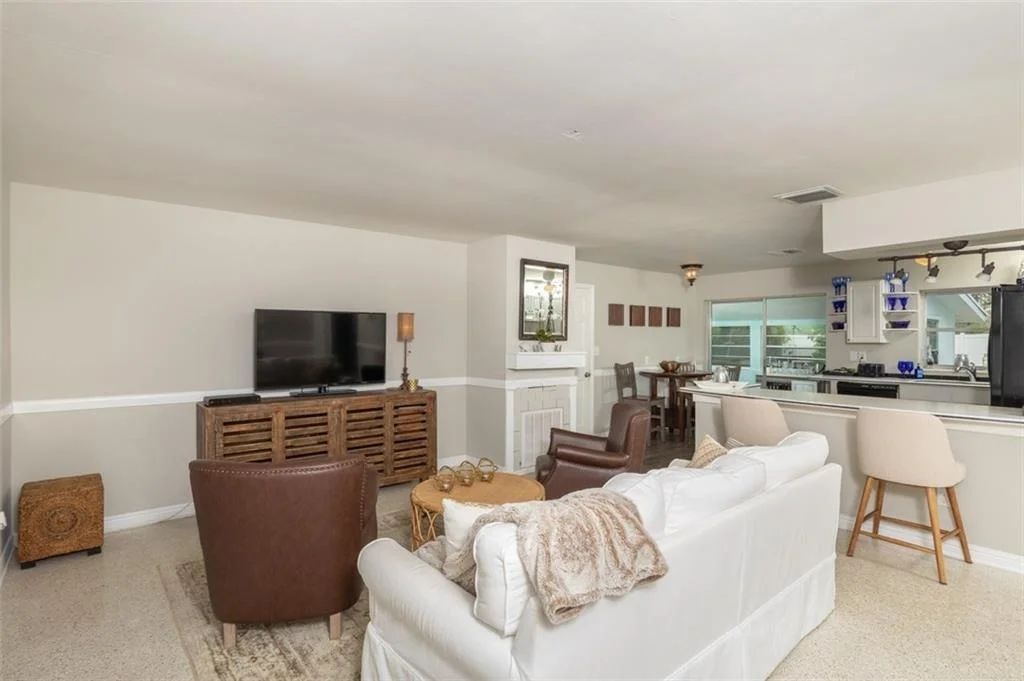 Photo of 2389 NW Sunset Boulevard