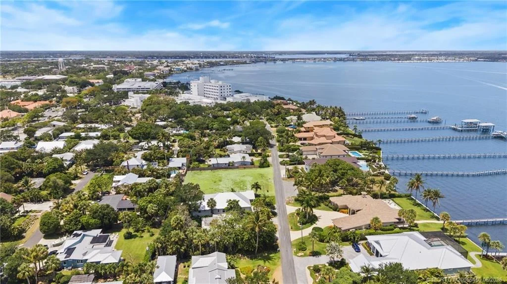 Photo of 818 SE Riverside Drive