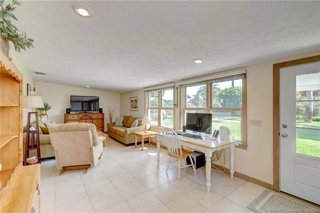 Photo of 834 SE Riverside Drive
