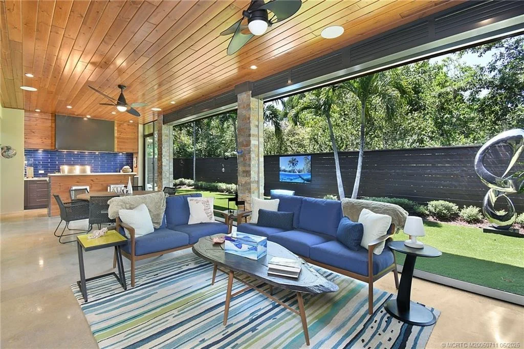 Photo of 314 SE Pelican Drive