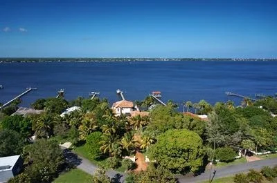 Photo of 931 SE Riverside Drive