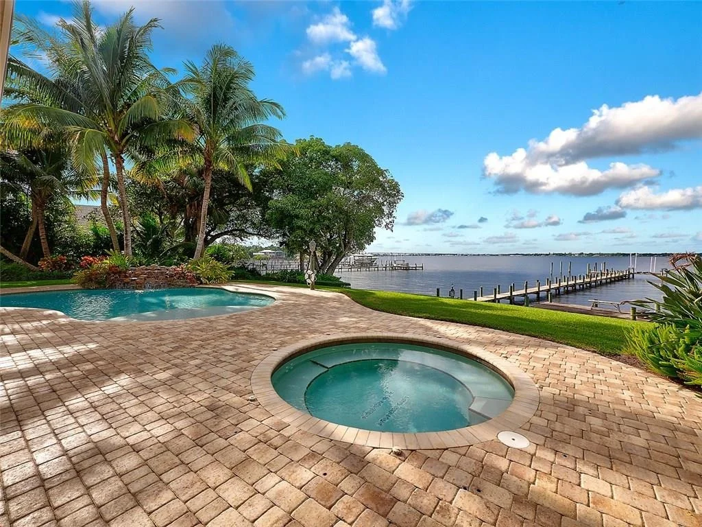 Photo of 1341 SE Riverside Drive