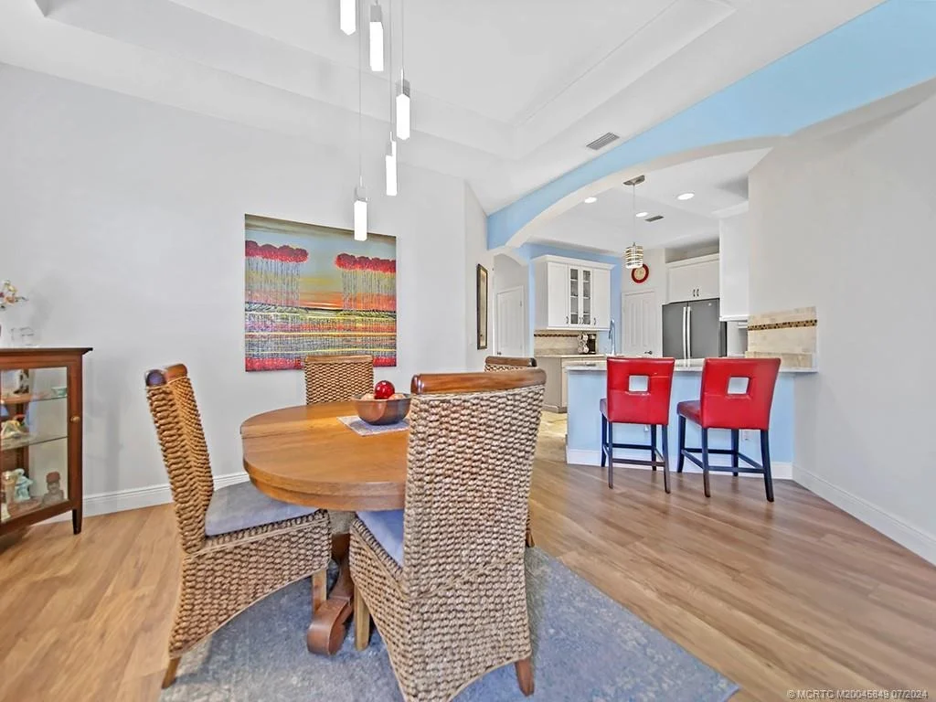 Photo of 561 NW Red Pine Way