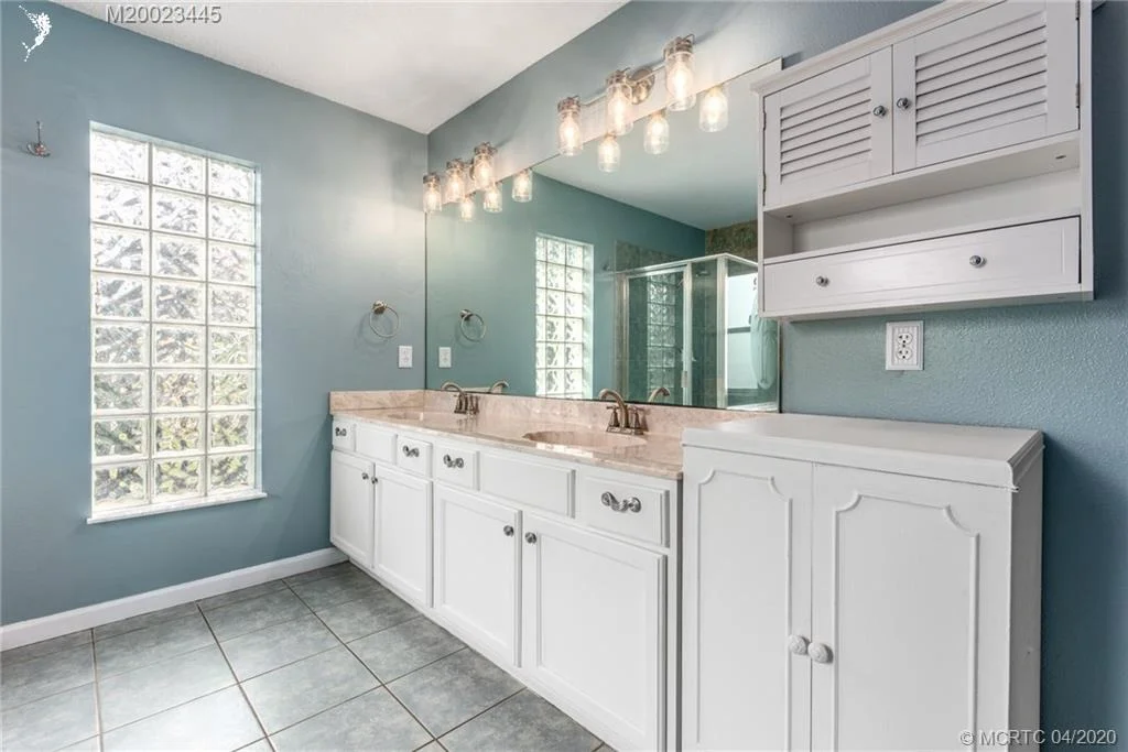 Photo of 928 SE Waterside Way