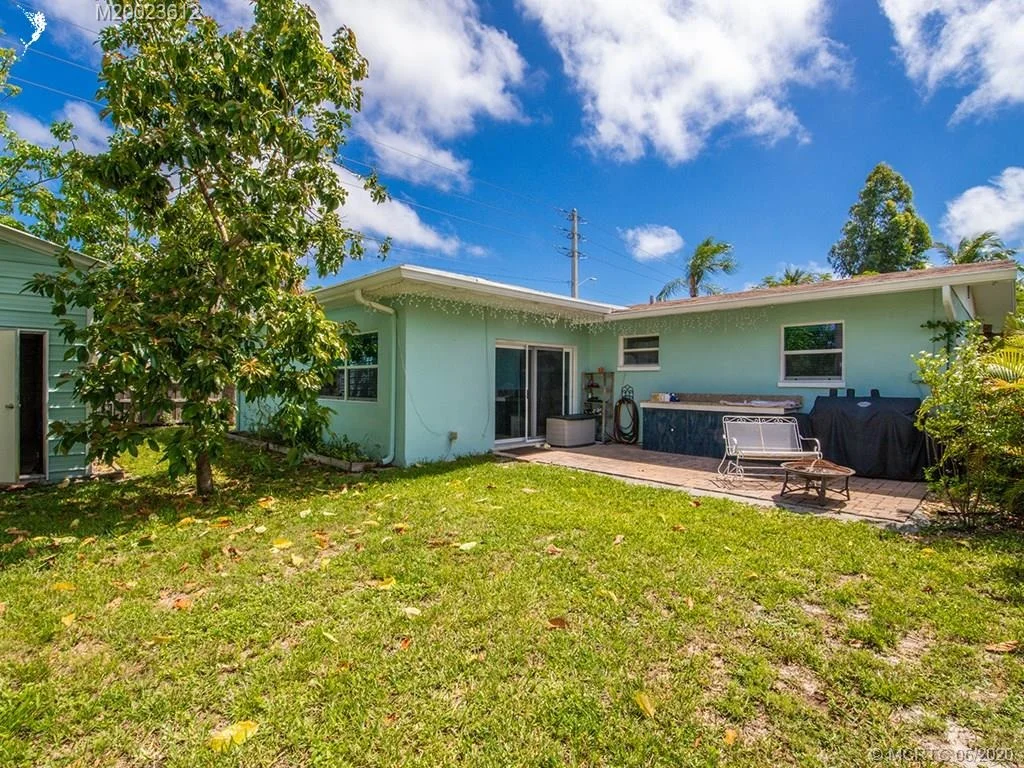 Photo of 702 SE Dolphin Drive